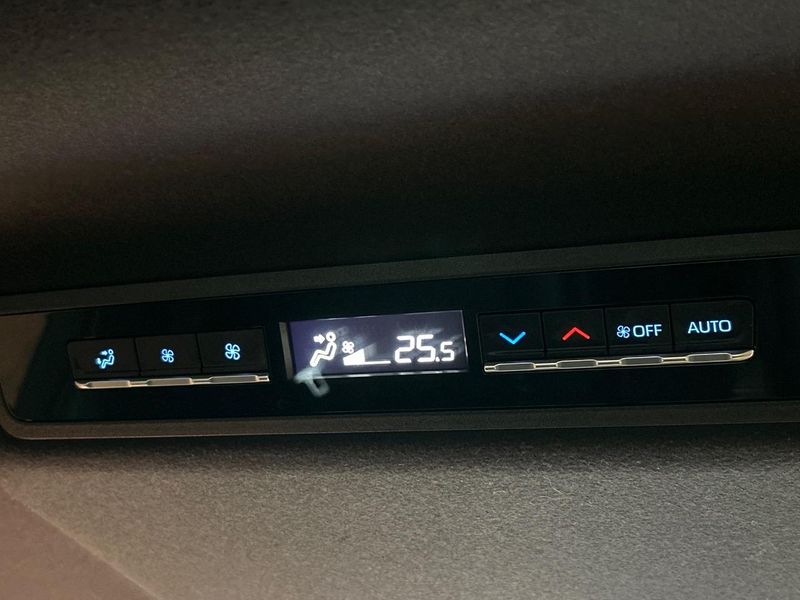 2022 Toyota Noah 6BA-MZRA90W (UW-6aa4c45aa296f)[27]