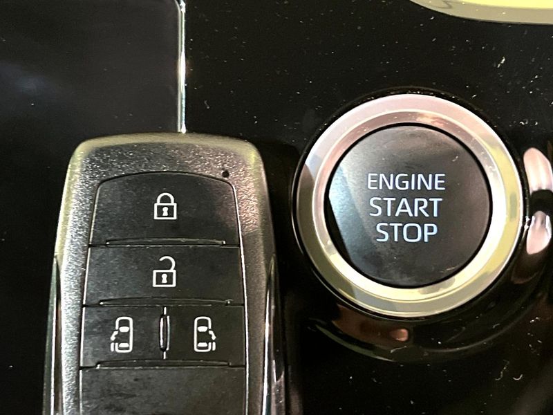 2023 Toyota Voxy 6BA-MZRA90W (UW-6aa4c45c94653)[12]