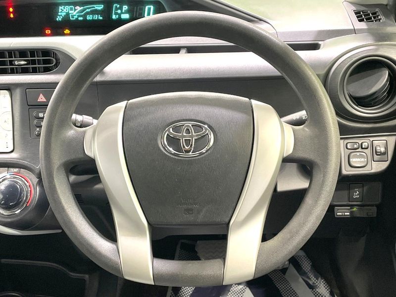2013 Toyota Aqua DAA-NHP10 (UW-6aa4c4713ded4)[6]