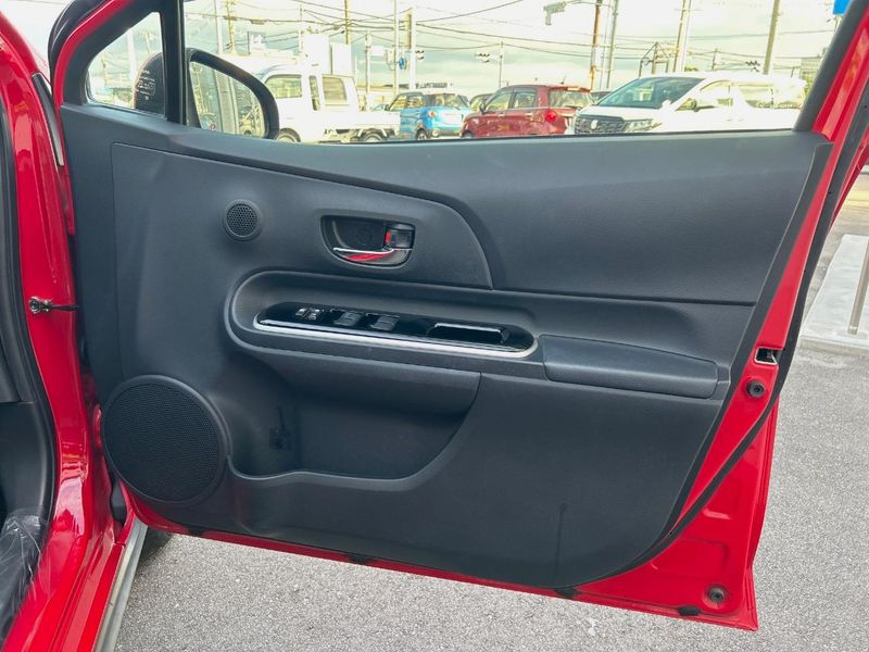 2017 Toyota Aqua DAA-NHP10H (UW-6aa4c47639ba8)[17]