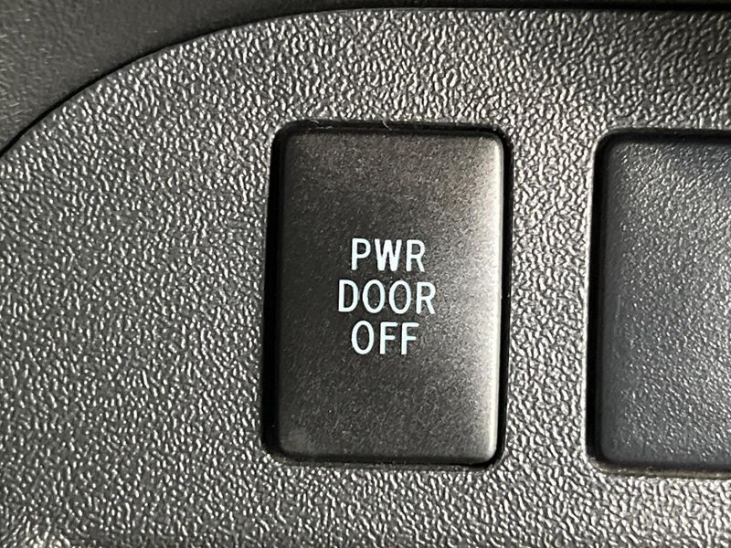 2022 Toyota Hiace Wagon 3BA-TRH219W (UW-6aa4c4e4a8e91)[24]