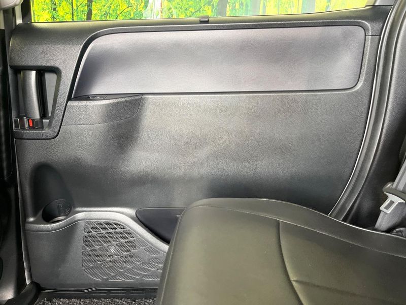 2015 Toyota Voxy DBA-ZRR80W (UW-6aa4c53f52a69)[29]