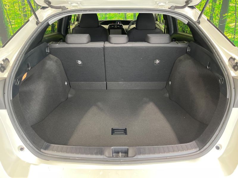 2017 Toyota Prius DAA-ZVW50 (UW-6aa4c57011371)[13]