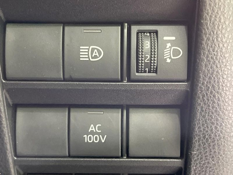 2023 Toyota Noah 6AA-ZWR90W (UW-6aa4c58d8fa3c)[19]
