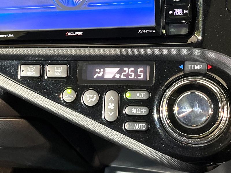 2016 Toyota Aqua DAA-NHP10 (UW-6aa615d2eb882)[17]