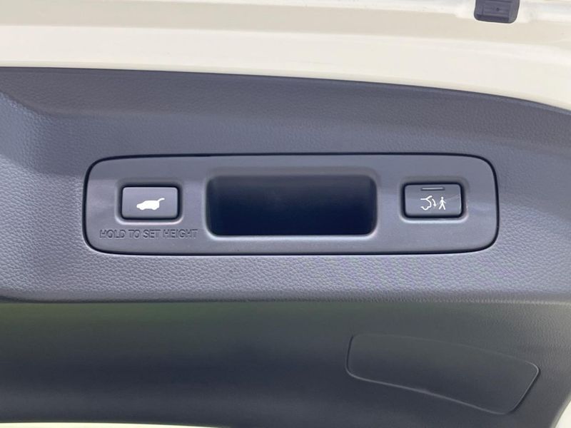 2022 Honda Vezel 6AA-RV5 (UW-6aa6161528cea)[29]
