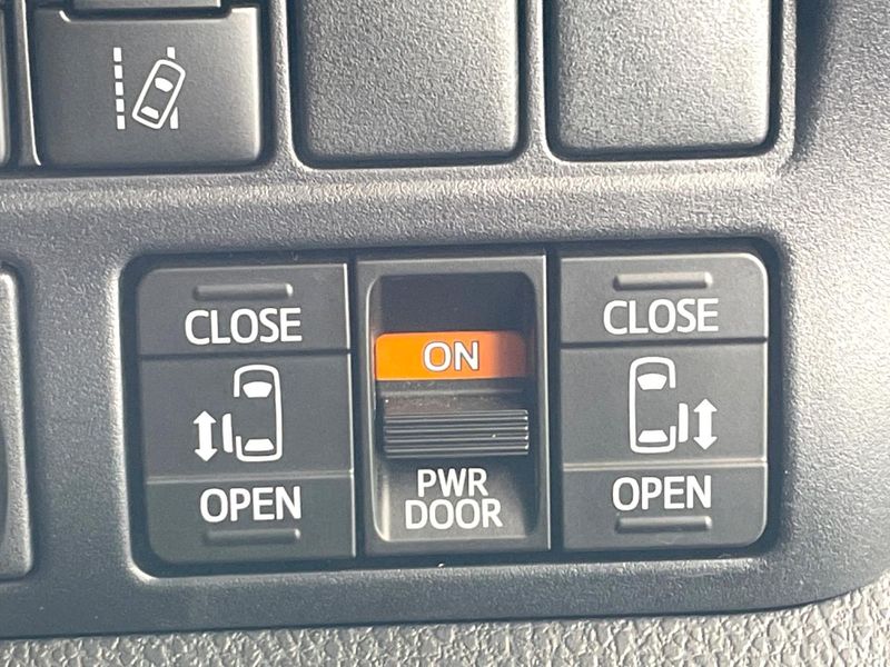 2021 Toyota Voxy 3BA-ZRR80W (UW-6aa616af18a52)[18]