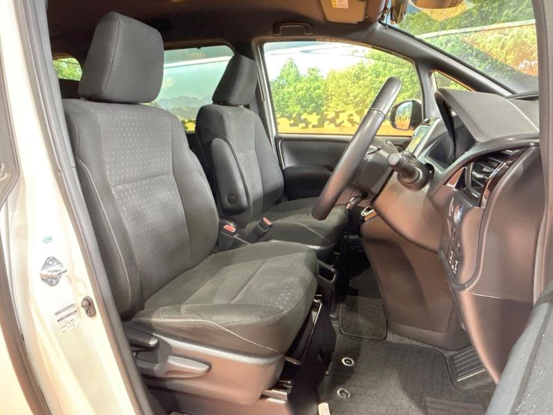2017 Toyota Noah DAA-ZWR80G (UW-6aa616e3cc4dd)[24]
