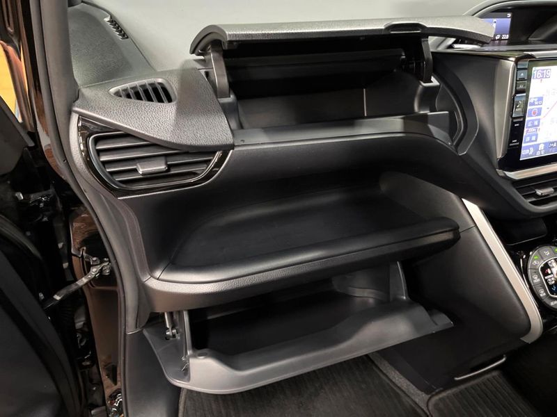 2018 Toyota Voxy DAA-ZWR80W (UW-6aa616e499472)[4]