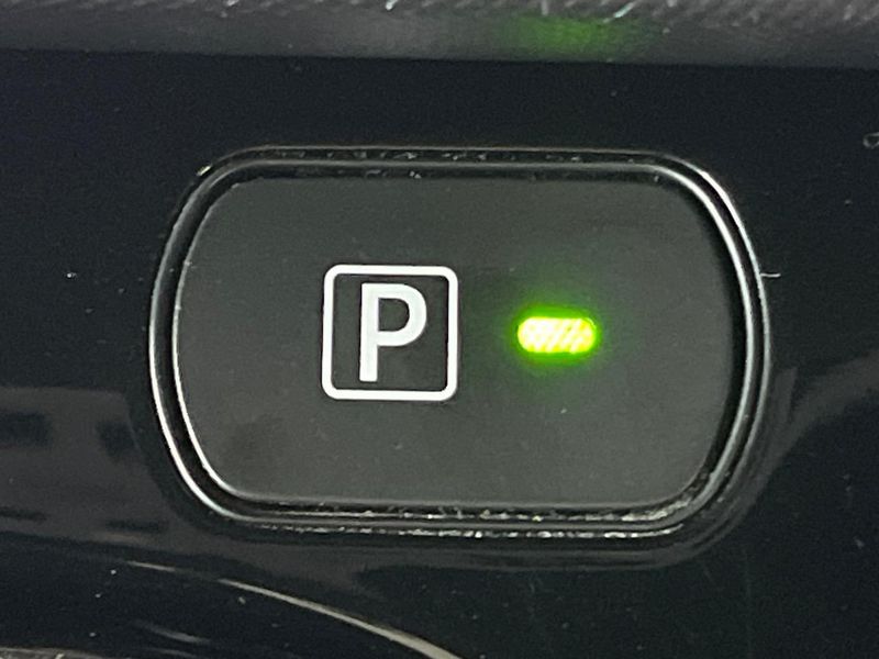 2018 Toyota Voxy DAA-ZWR80W (UW-6aa616e530d5f)[17]