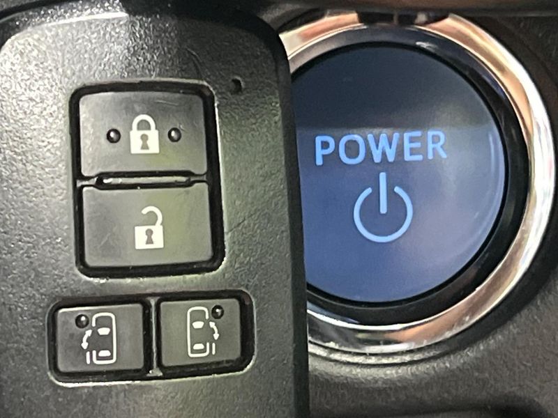 2018 Toyota Voxy DAA-ZWR80W (UW-6aa616e530d5f)[26]