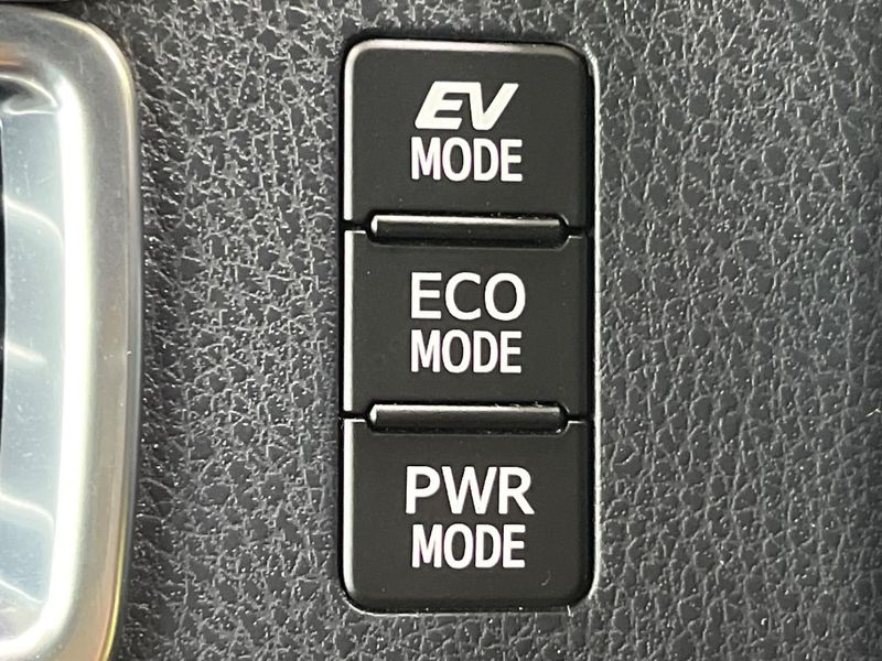 2018 Toyota Voxy DAA-ZWR80W (UW-6aa616e530d5f)[18]