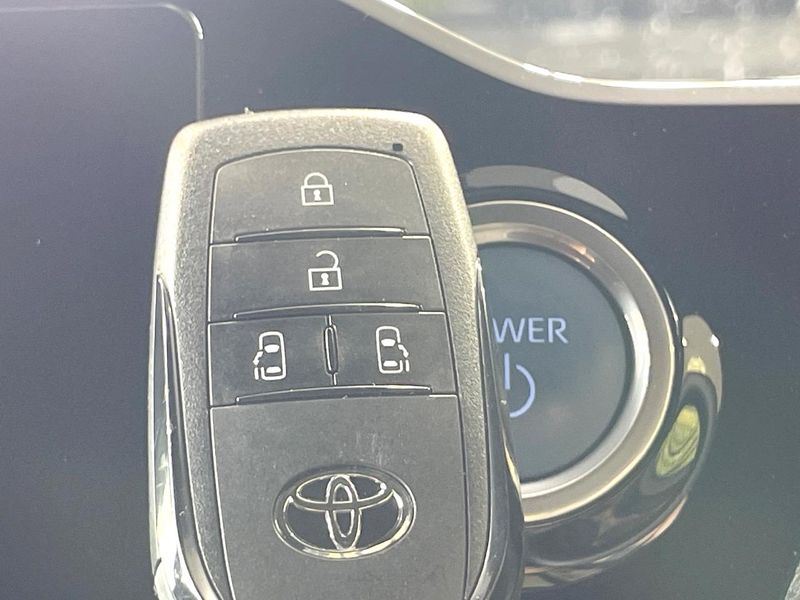 2023 Toyota Voxy 6AA-ZWR90W (UW-6aa616ed71874)[19]