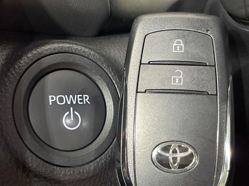 2025 Toyota Aqua 6AA-MXPK16 (UW-6aa7670997a37)[18]