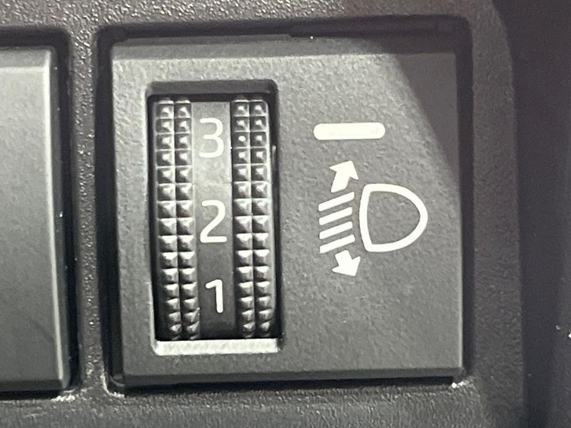 2025 Toyota Aqua 6AA-MXPK16 (UW-6aa7670997a37)[17]