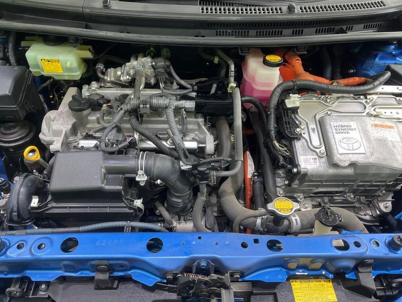 2013 Toyota Aqua DAA-NHP10 (UW-6aa7674682c93)[4]