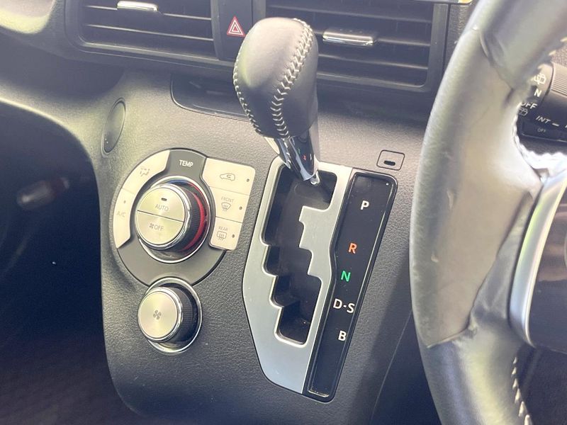 2015 Toyota Sienta DBA-NSP170G (UW-6aa76758b4d5f)[19]