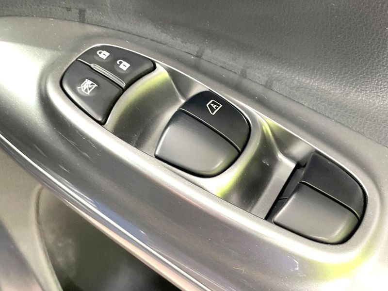 2017 Nissan JUKE DBA-YF15 (UW-6aa767fa12d03)[23]