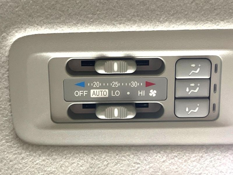 2011 Toyota Voxy DBA-ZRR70W (UW-6aa7680d74d34)[6]