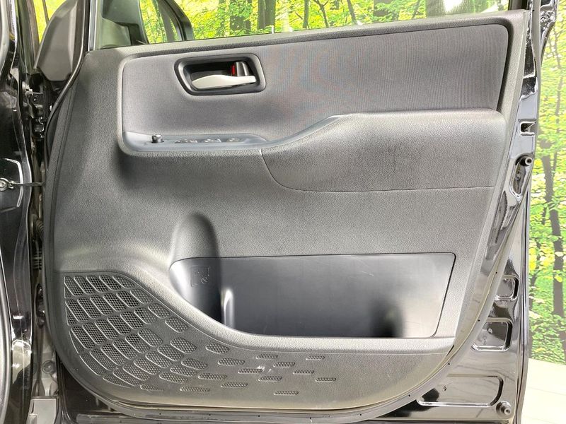 2016 Toyota Voxy DBA-ZRR80W (UW-6aa768117127b)[25]