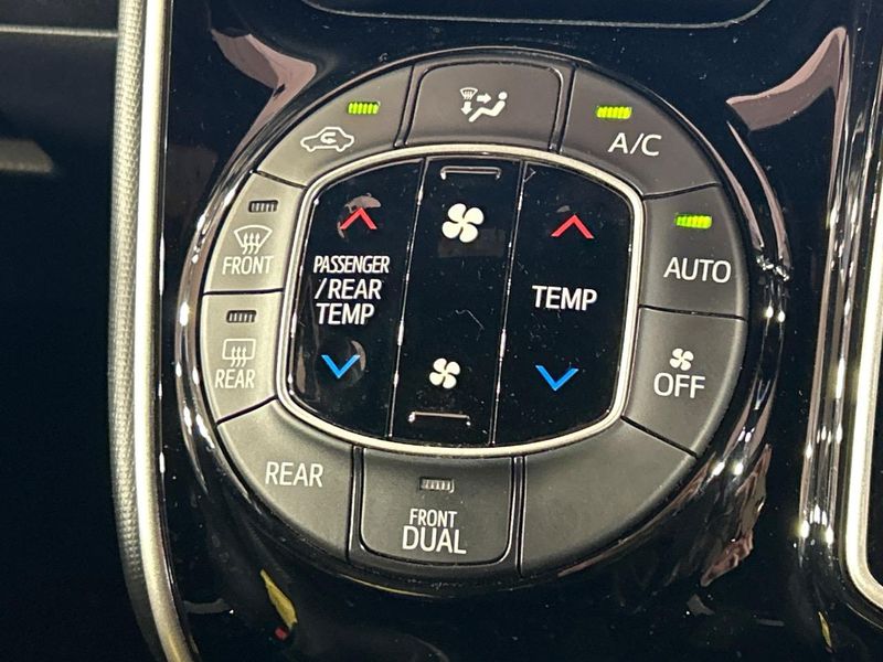 2018 Toyota Voxy DBA-ZRR80W (UW-6aa768158fc28)[23]