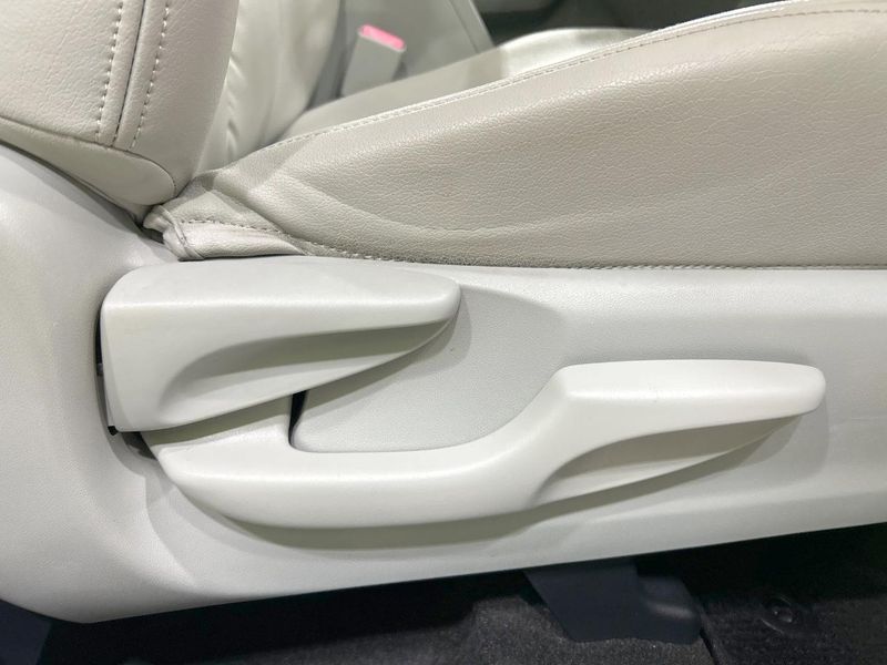 2013 Toyota Prius α DAA-ZVW41W (UW-6aa768389c5ed)[15]
