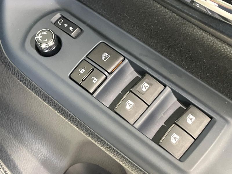 2015 Toyota Voxy DAA-ZWR80G (UW-6aa76850825ac)[26]