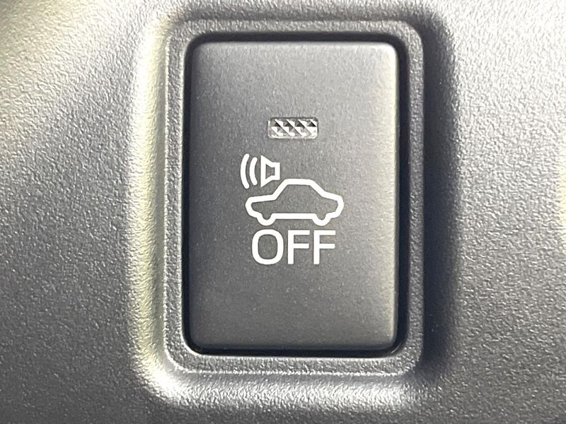 2017 Toyota Noah DAA-ZWR80G (UW-6aa7685271b6d)[14]