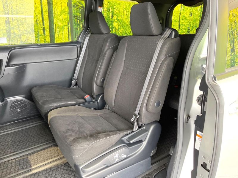 2017 Toyota Noah DAA-ZWR80G (UW-6aa7685271b6d)[9]