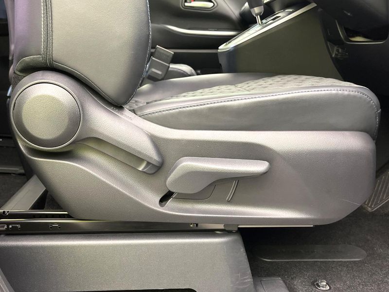 2023 Toyota Voxy 6AA-ZWR90W (UW-6aa7685d1d88e)[26]
