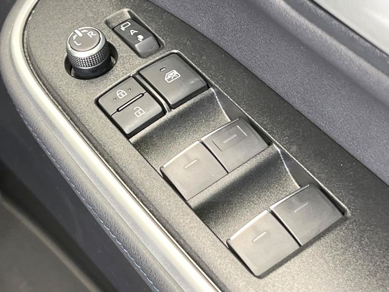 2023 Toyota Voxy 6AA-ZWR90W (UW-6aa7685d1d88e)[25]