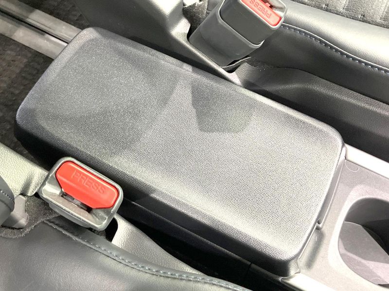 2023 Toyota Voxy 6AA-ZWR90W (UW-6aa7685f3d036)[28]