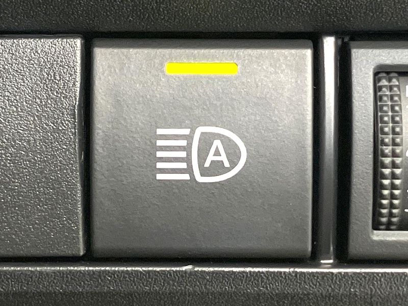 2023 Toyota Voxy 6AA-ZWR90W (UW-6aa7685f3d036)[14]
