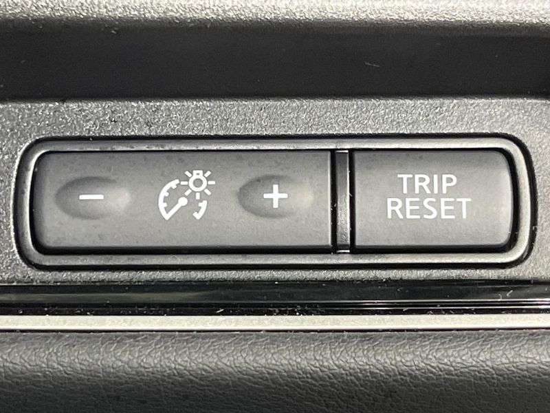 2017 Nissan Serena DAA-GFNC27 (UW-6aa8b6bc194cc)[15]