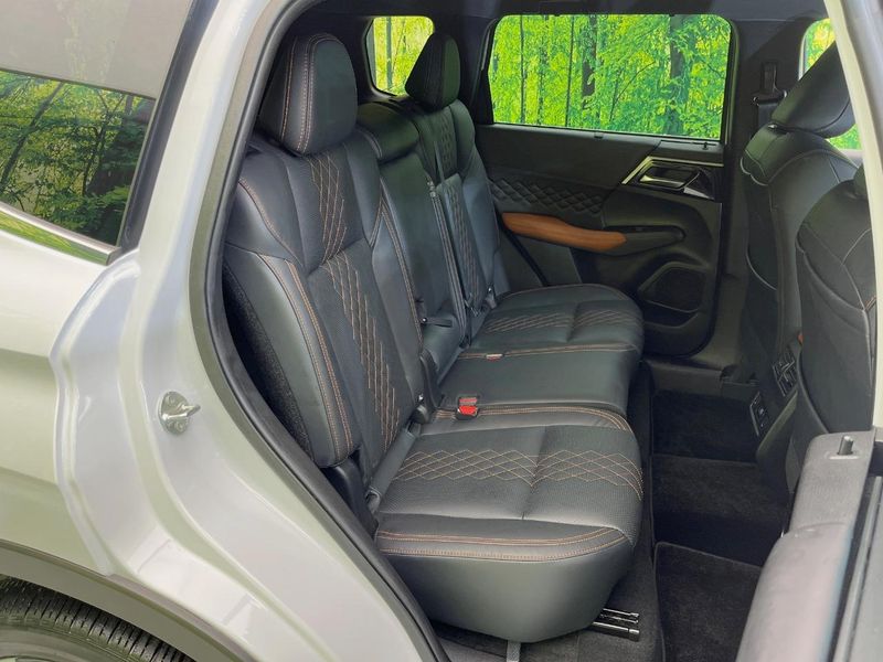 2022 Mitsubishi OUTLANDER PHEV 5LA-GN0W (UW-6aa8b6c2f06bf)[14]