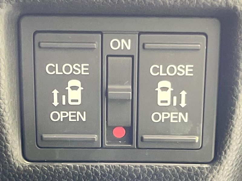 2018 Honda N-BOX CUSTOM DBA-JF3 (UW-6aa8b7449bda2)[17]
