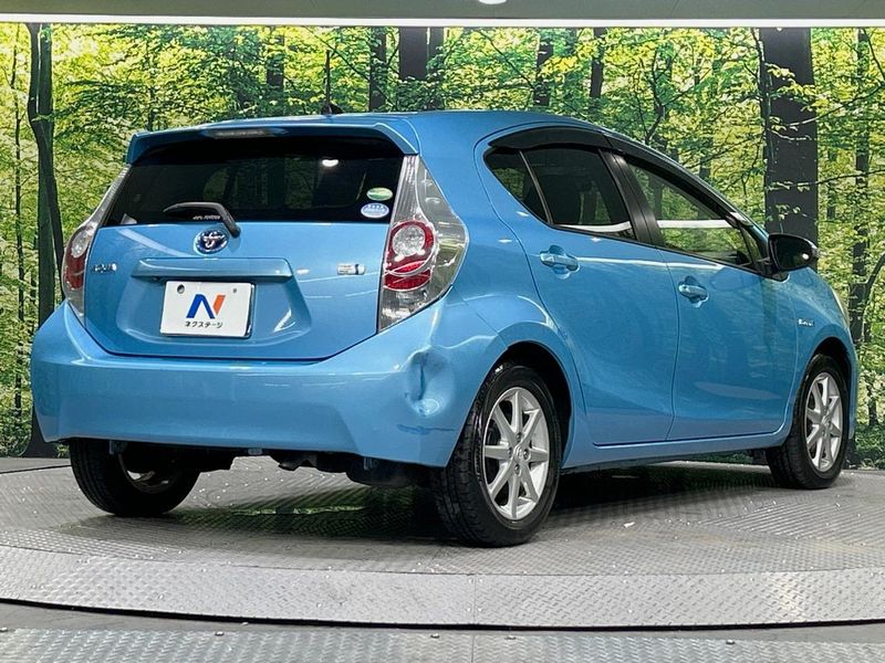 2012 Toyota Aqua DAA-NHP10 (UW-6aa8b8f1e4a24)[17]
