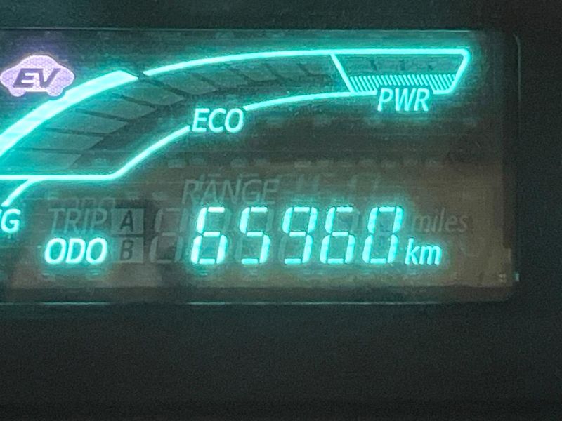 2012 Toyota Aqua DAA-NHP10 (UW-6aa8b8f1e6d10)[2]