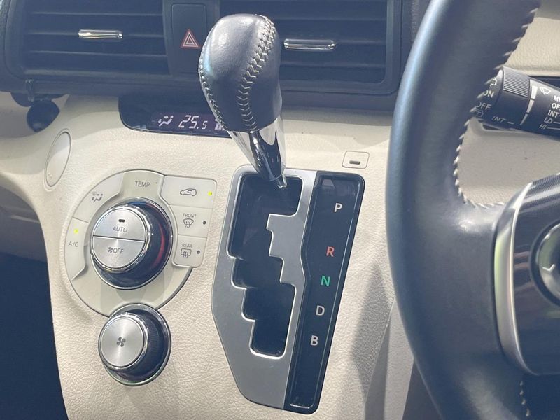 2016 Toyota Sienta DAA-NHP170G (UW-6aa8b9050af70)[26]