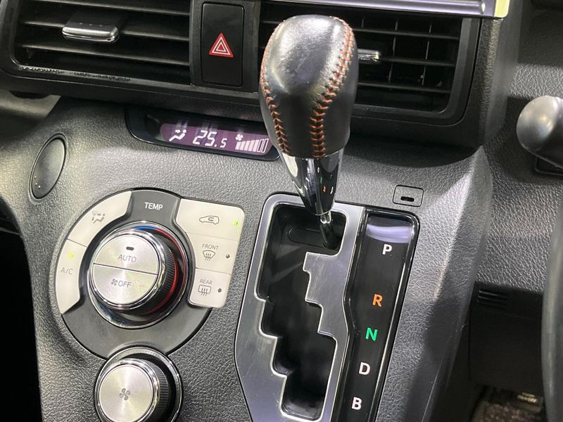 2017 Toyota Sienta DAA-NHP170G (UW-6aa8b9062f988)[27]