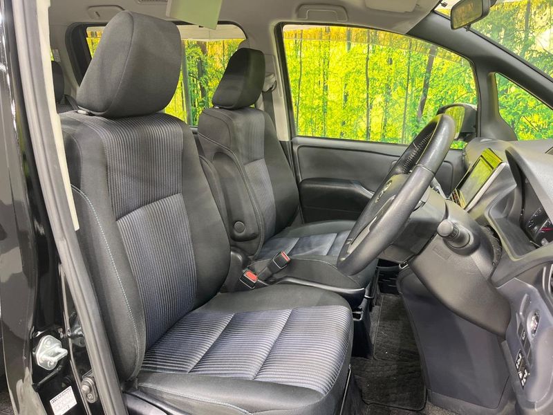 2015 Toyota Voxy DBA-ZRR80W (UW-6aa8b9ce047ab)[28]