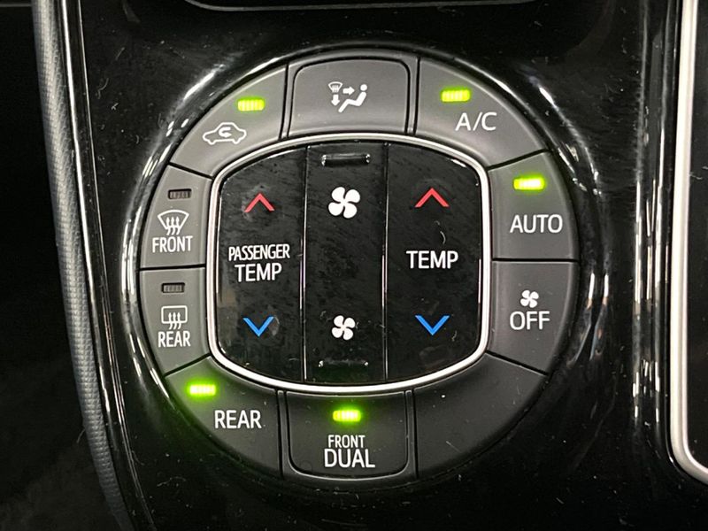 2016 Toyota Voxy DBA-ZRR80W (UW-6aa8b9d0cfb20)[24]