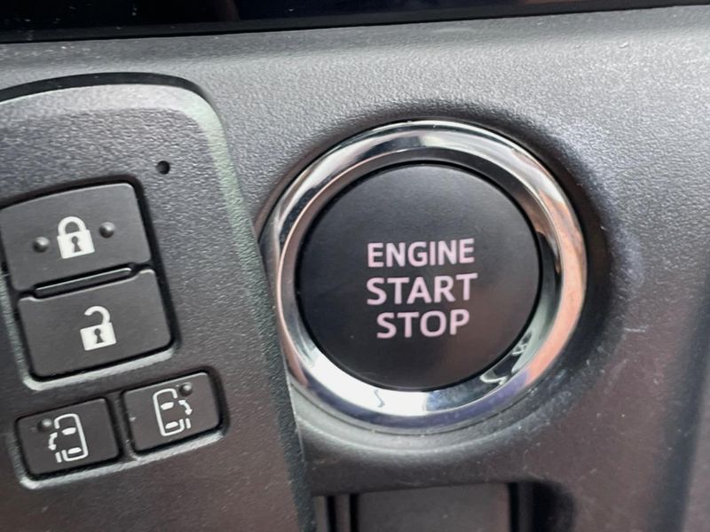 2017 Toyota Voxy DBA-ZRR80W (UW-6aa8b9d22a7c2)[21]