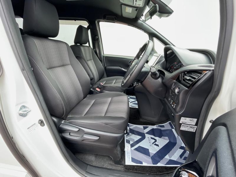 2017 Toyota Voxy DBA-ZRR80W (UW-6aa8b9d22a7c2)[29]