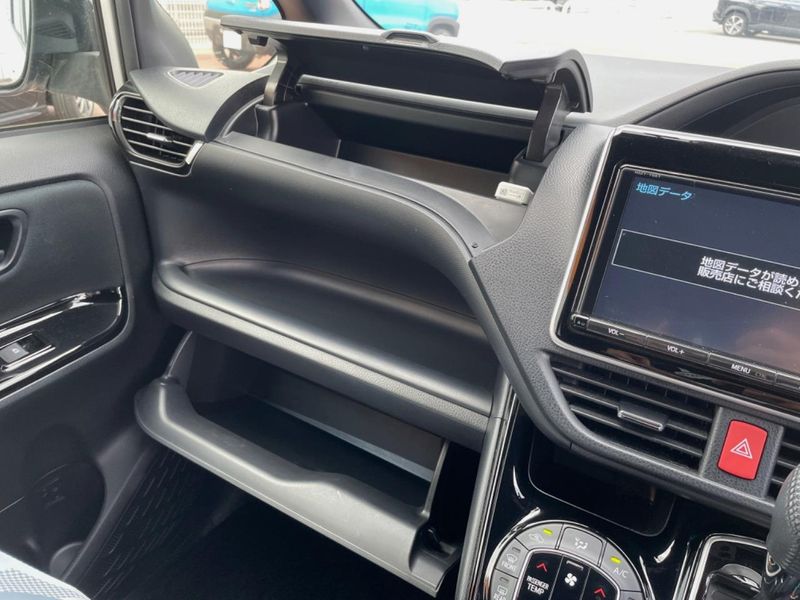 2017 Toyota Voxy DBA-ZRR80W (UW-6aa8b9d22a7c2)[12]