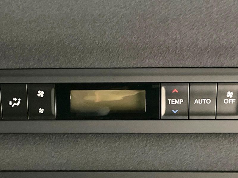 2017 Toyota Voxy DBA-ZRR80W (UW-6aa8b9d417266)[7]