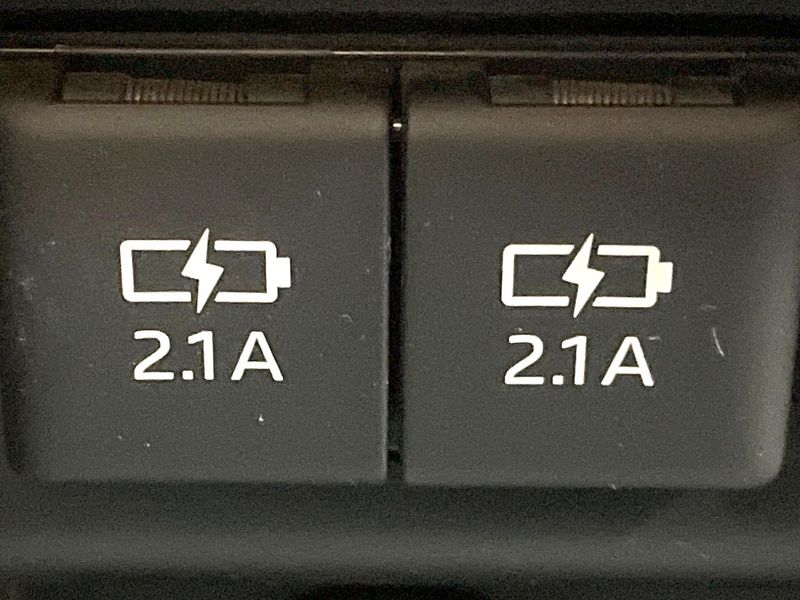2017 Toyota Voxy DBA-ZRR80W (UW-6aa8b9d417266)[25]
