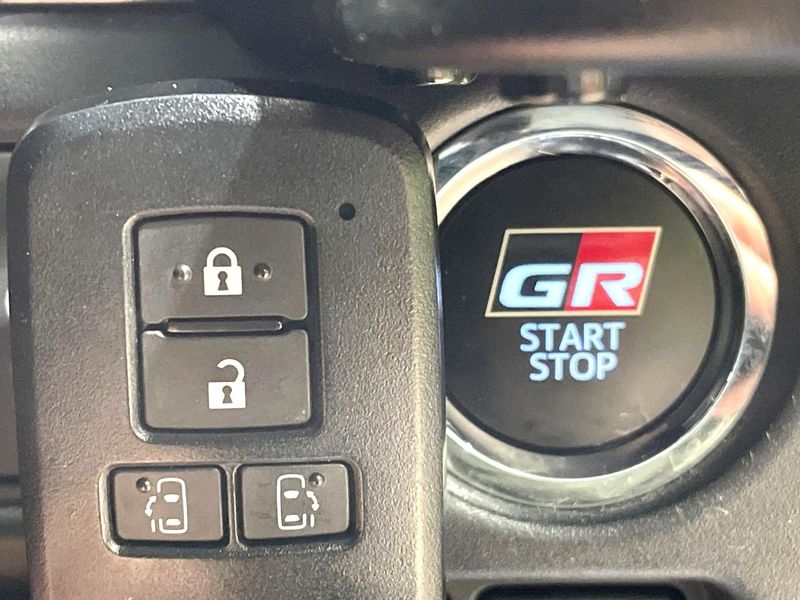 2017 Toyota Voxy DBA-ZRR80W (UW-6aa8b9d417266)[13]