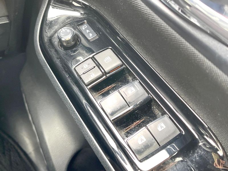 2018 Toyota Voxy DBA-ZRR80W (UW-6aa8b9d44a5a5)[25]