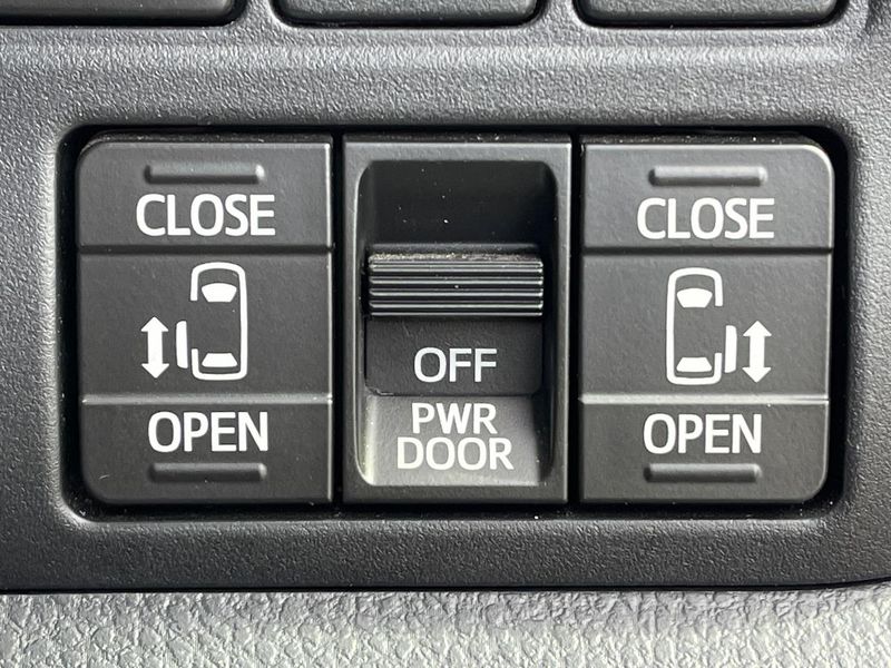 2018 Toyota Noah DBA-ZRR80W (UW-6aa8b9d58a780)[18]